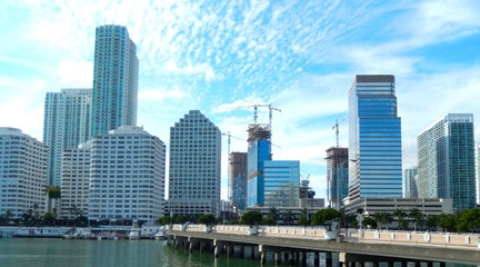 Fototapeta na wymiar Downtown Miami view along Biscayne Bay
