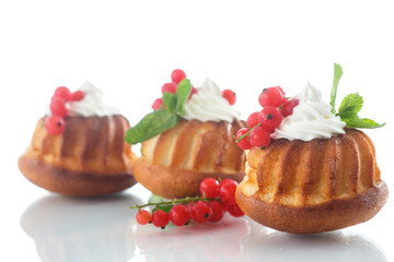 Muffins with berries and cream