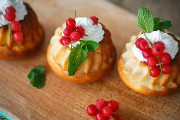 Muffins with berries and cream