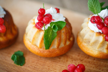 Muffins with berries and cream