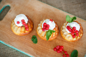 Muffins with berries and cream