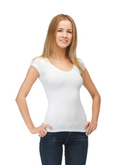 Obraz premium smiling teenage girl in blank white t-shirt