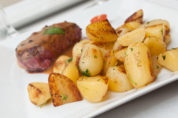 pavé de boeuf sauce au poivre pommes de terre 
