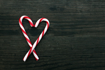 Zuckerstangenherz auf Holzhintergrund