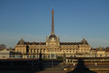 Fototapeta na wymiar Ecole militaire et la tour