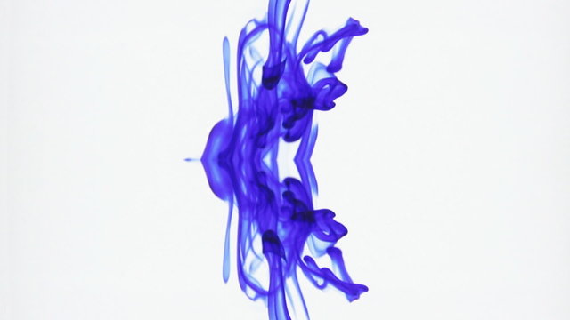 Blaue Tinte in Wasser - gespiegelt