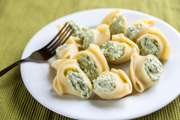 Stuffed lumaconi with cheese