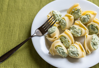 Stuffed lumaconi with cheese