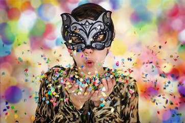 Mädchen mit Katzenmaske