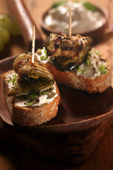 Creamed Sliced Bread with Grilled Fish