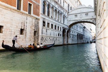Fototapeta na wymiar Gondola su canale sotto ponte dei sospiri a Venezia