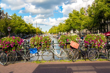 Naklejka premium Rowery na moście nad kanałami Amsterdamu