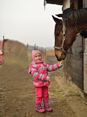 petite fille avec cheval