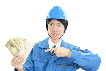 紙幣を持つ労働者