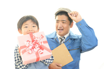 プレゼントを持つ笑顔の男の子