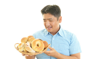 パンを持つ笑顔の男性