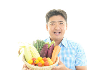 Obraz premium 果物を持つ笑顔の男性
