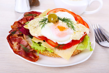 Sandwich with poached egg, tomato and bacon