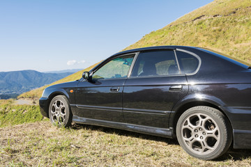 丘と車のサイドビュー