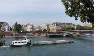 Fototapeta na wymiar Paris, péniche sur la seine