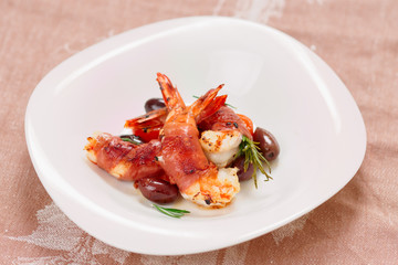 Shrimps with bacon, olives and rosemary