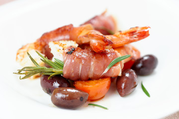 Shrimps with bacon, olives and rosemary