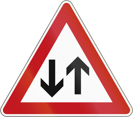 German sign warning about opposing traffic on a two-way road
