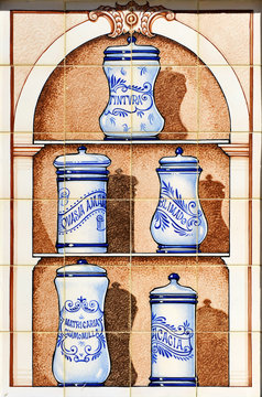 Albarelos de farmacia, azulejo publicitario en la fachada de una farmacia