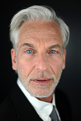 portrait eines Geschäftsmannes mit grauen schläfen