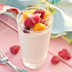Frischer Joghurt mit Fruechten