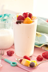Frischer Joghurt mit Fruechten