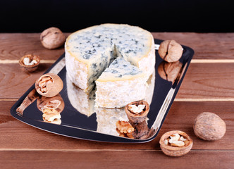 Blue cheese with nuts and blade
