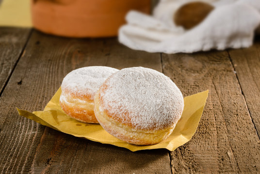 Krapfen su carta gialla, fuoco selettivo
