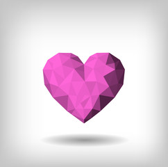 Corazón rosa con volumen de triángulos.