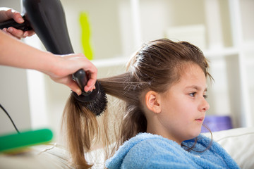 Obraz na płótnie Canvas Mother dries hair teenage girl