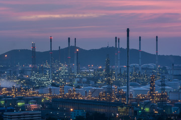 Obraz premium Oil refinery power station at twilight