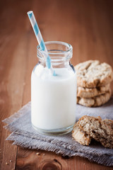 Frische Milch und Haferplätzchen