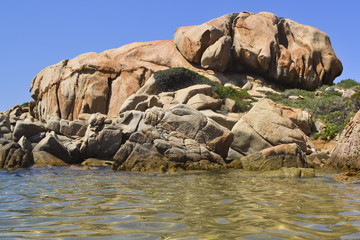 roccia di granito e mare