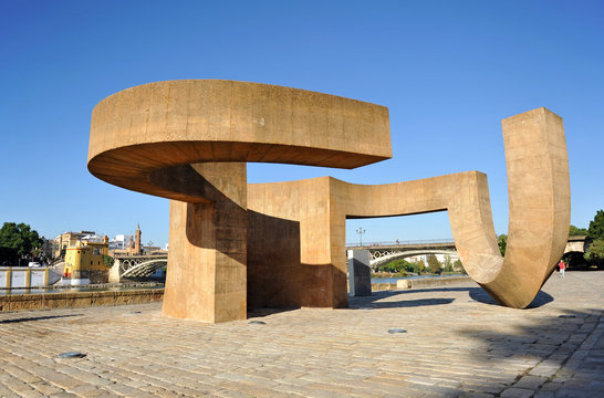 Monumento a la Tolerancia en el Muelle de la sal, obra del escultor Eduardo Chillida a orillas del r&iacute;o Guadalquivir a su paso por Sevilla, Andaluc&iacute;a, Espa&ntilde;a. 