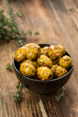 Oliven mit Kräutern