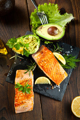 Lachs filet mit kräuter 