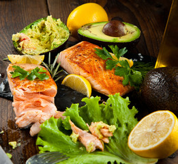 Lachs filet mit kräuter 