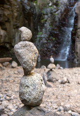 Fototapeta na wymiar Steine in Balance vor einem Wasserfall
