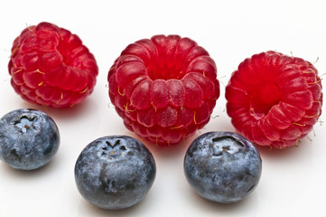 Himbeeren und Blaubeeren