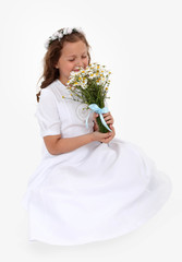 Dziewczynka z bukietem kwiatów. - obrazy, fototapety, plakaty