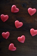 Obraz premium Red hearts on wooden background