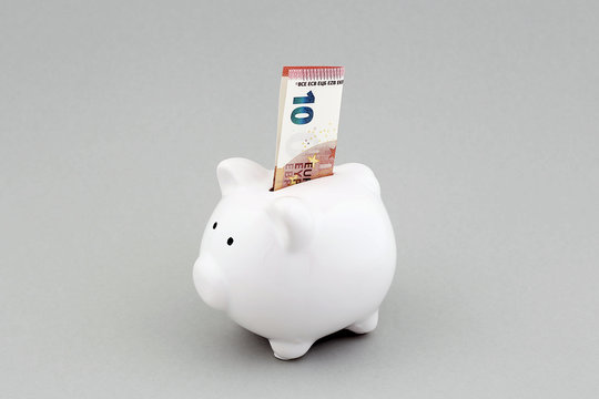 Sparschwein mit 10 Euro Schein
