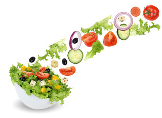 Fliegender Salat in Schüssel mit Tomate, Gurke, Zwiebel und Pap