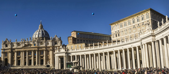 basilic st peter colonnade tourists panorama
