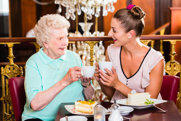 Großmutter und Enkelin bei Kaffe im Cafe